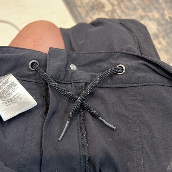 Columbia Black Cargo Pants with Tapered Elastic Cuffs size 2. - Picture 8 of 8